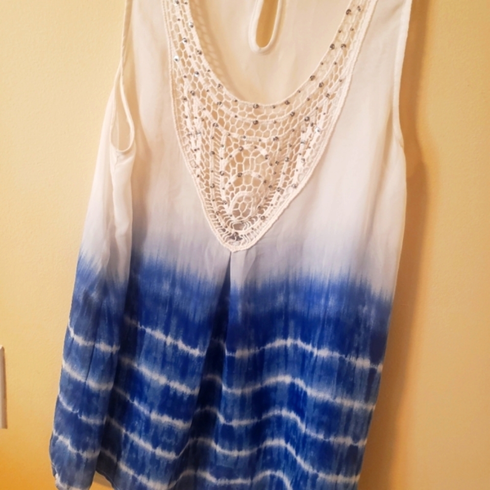 Studio Y Medium Tank! Loose on tummy area.